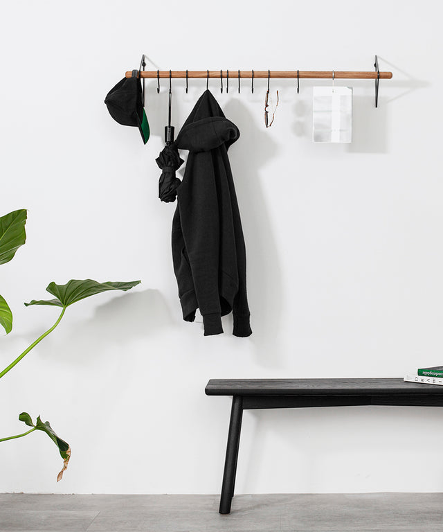 SOLID hallway black - Result Objects – Flurgarderobe Schwarz mit Eichenholzstange