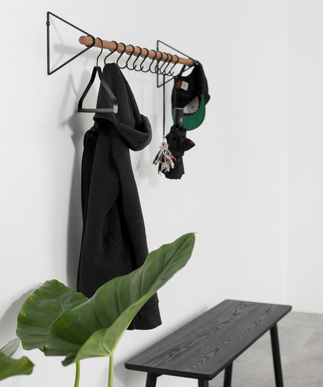 SOLID hallway black - Result Objects – Flurgarderobe Schwarz mit Eichenholzstange